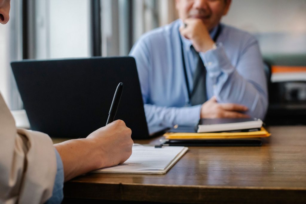 Des femmes anonymes remplissent un questionnaire lors d'une candidature à un emploi, assises dans les bureaux de l'employeur.